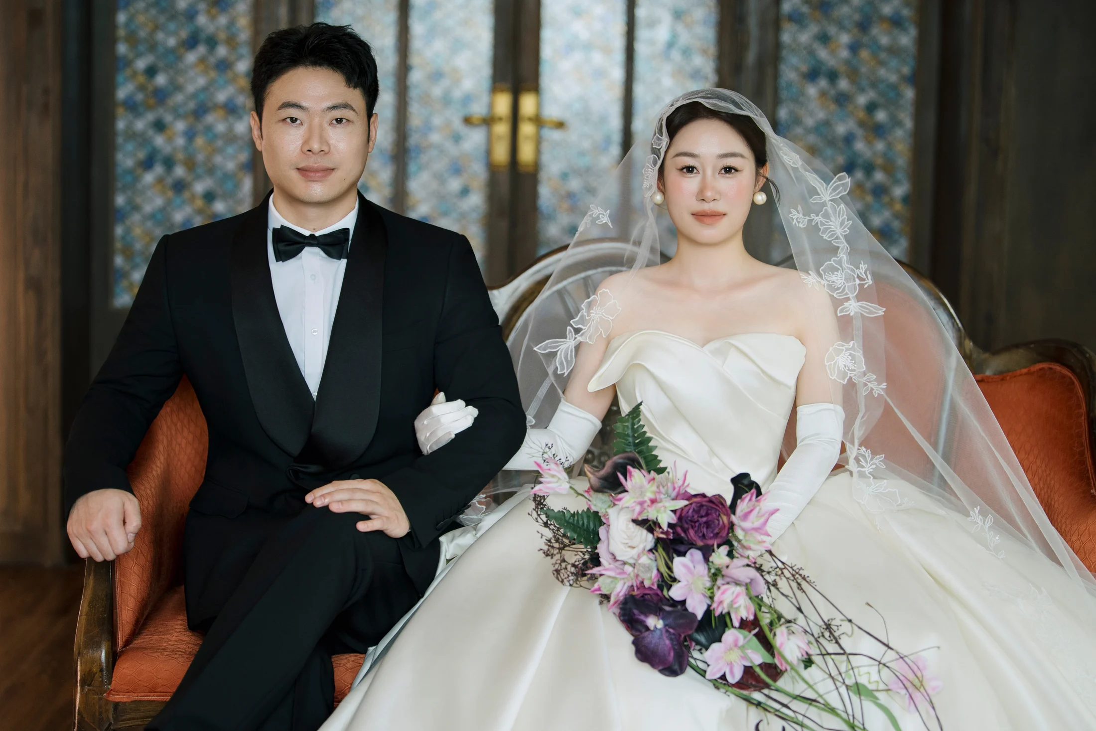 李易芳与聂磊磊身着西式婚礼服的合影