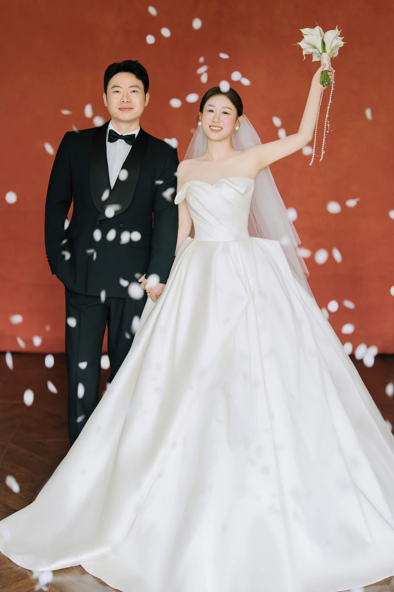 花瓣飘落中的婚礼合影