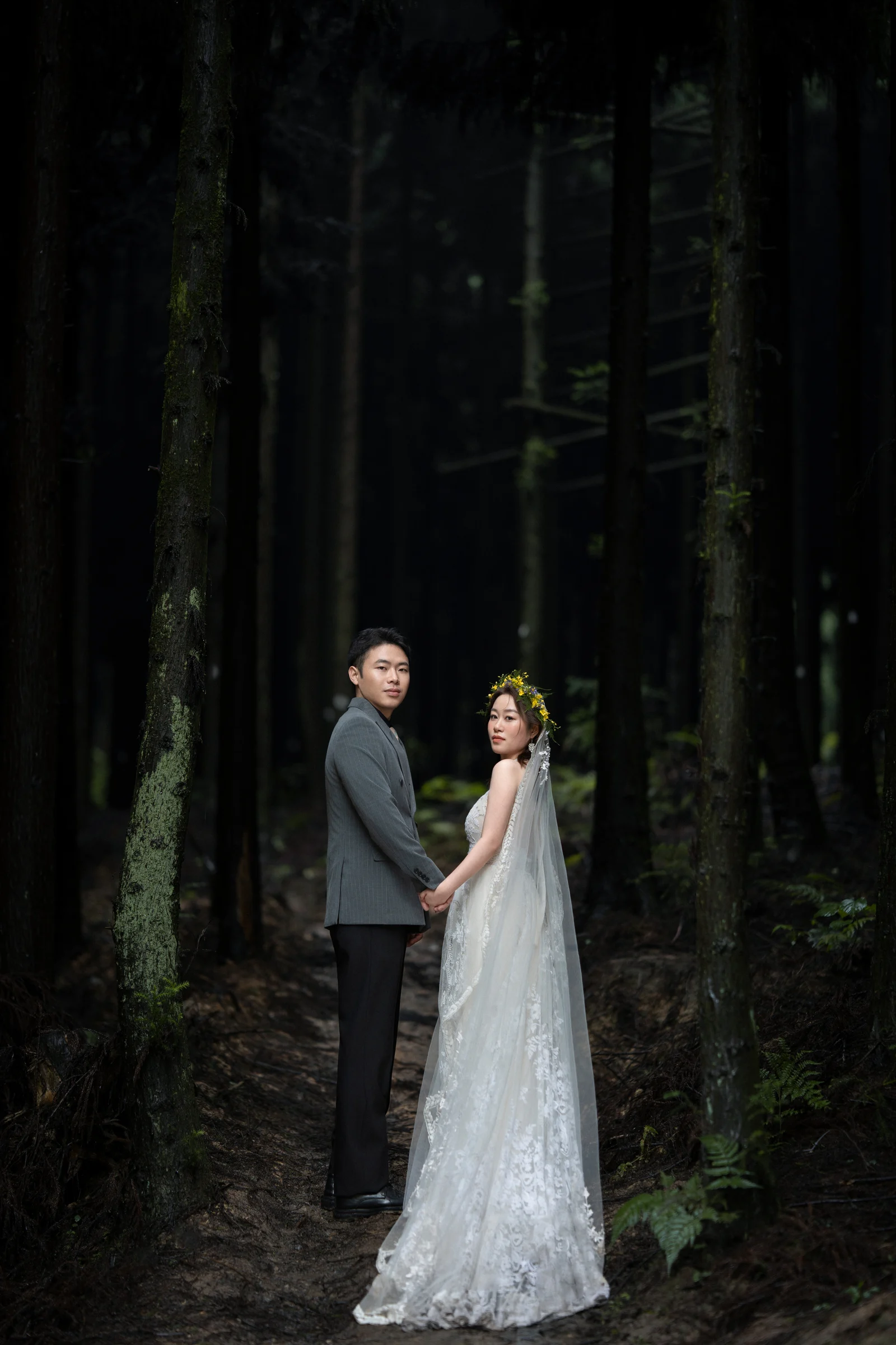 李易芳与聂磊磊在森林中的婚纱照
